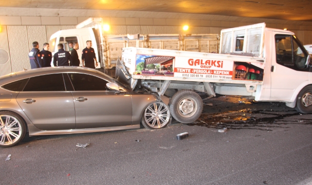 Kayseri'de 3 araç kamyonla çarpıştı: 4 yaralı