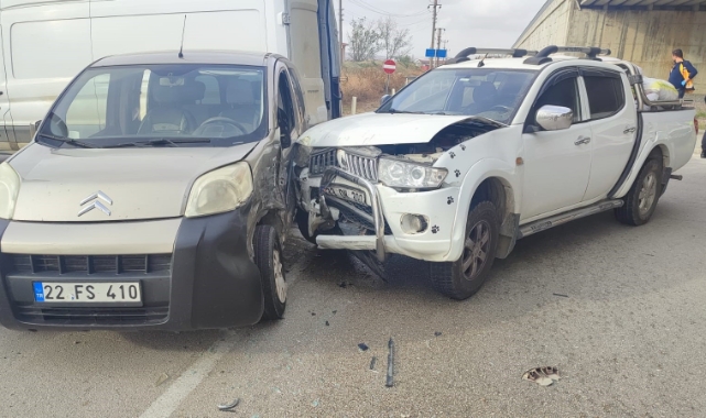 Keşan'da kamyonet ile hafif ticari araç çarpıştı