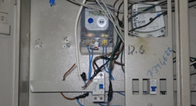Kiracıları eve giremesin diye kapılara yapıştırıcı sürdü!