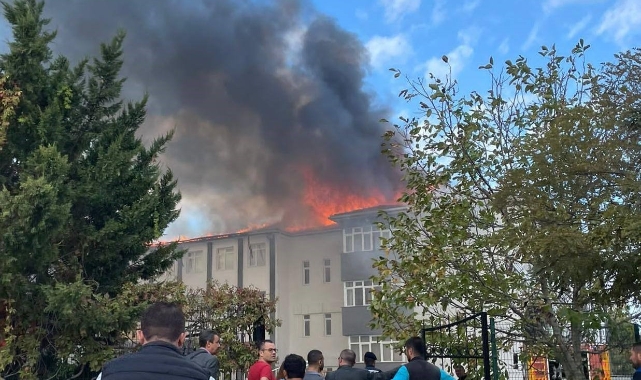Kız meslek lisesinde çatı yangını