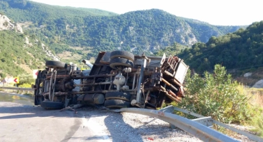 Kontrolden çıkan kamyon şarampole devrildi
