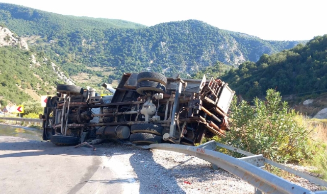 Kontrolden çıkan kamyon şarampole devrildi