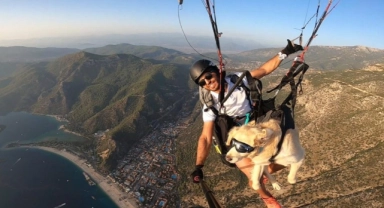 Köpeğiyle yamaç paraşütü atlayışı yaptı