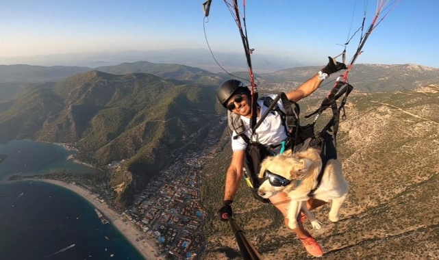 Köpeğiyle yamaç paraşütü atlayışı yaptı