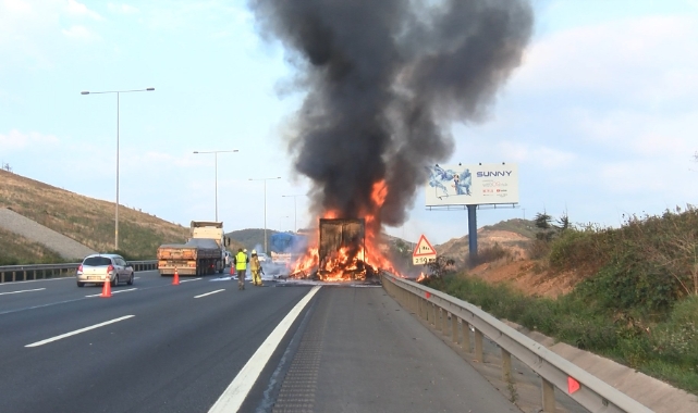 Kumaş yüklü TIR alevlere teslim oldu