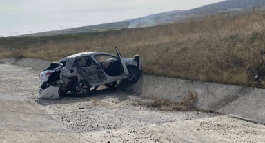 Lastik değiştirenlere otomobil çarptı: 2 ölü