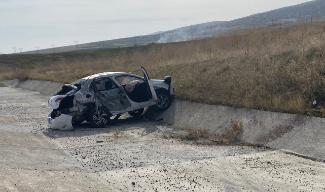 Lastik değiştirenlere otomobil çarptı: 2 ölü