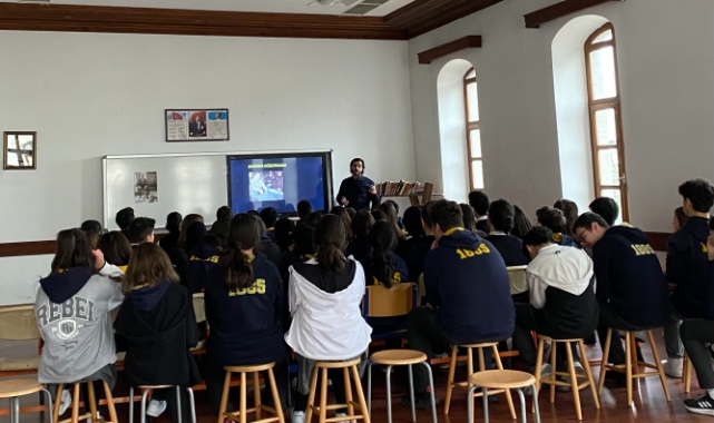 Lise öğrencilerine üniversiteden ‘Türk Ebrusu’ sunumu yapıldı