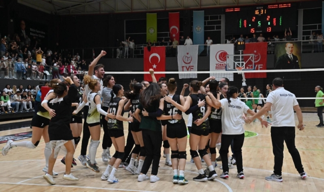 Manisa BBSK Voleybol Takımı evindeki ilk maçı kazandı