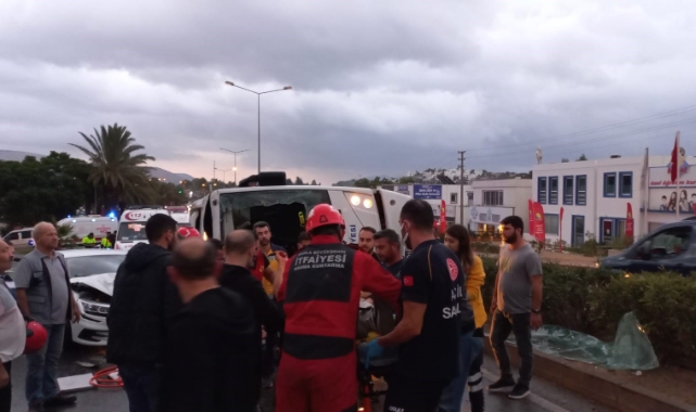 Midibüs karşı şeride geçti: 4 yaralı