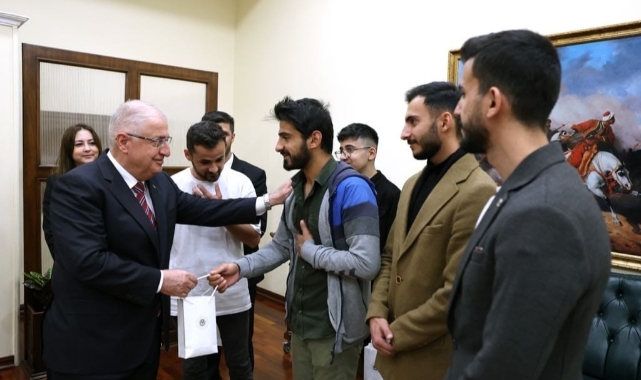 Milli Savunma Bakanı Güler gençlerle buluştu