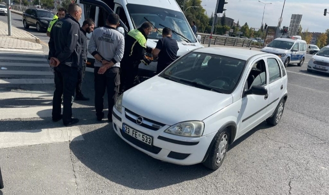 Minibüs ile otomobil çarpıştı: 3 yaralı