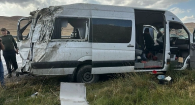 Minibüs kontrolden çıkıp devrildi: 10 yaralı