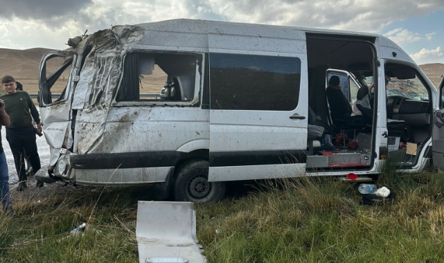 Minibüs kontrolden çıkıp devrildi: 10 yaralı