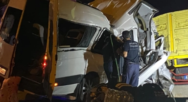 Minibüs park halindeki kamyona çarptı: 2 ölü 9 yaralı!