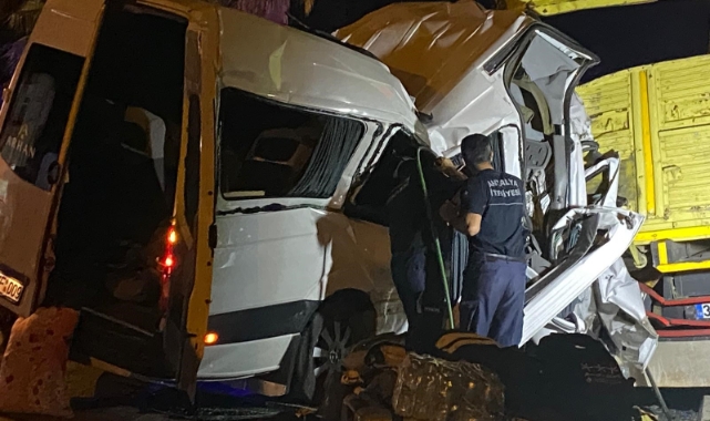 Minibüs park halindeki kamyona çarptı: 2 ölü 9 yaralı!