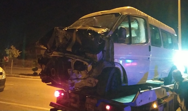 Minibüs ve otomobil çarpıştı: 4 yaralı