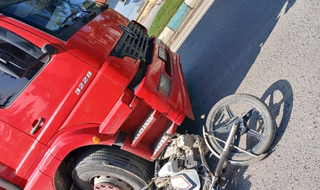 Motosiklet kamyonun altına girdi: 1 ölü