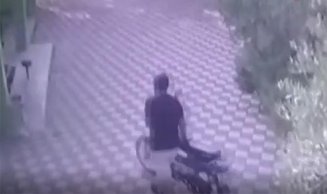 Namazı yarıda bırakıp imamın motosikletini çaldı