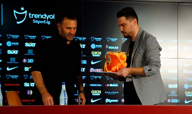 Okan Buruk'a sürpriz doğum günü