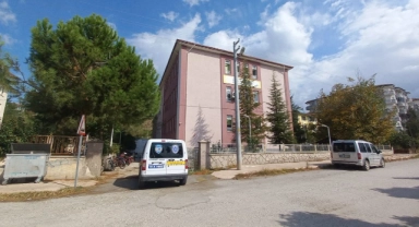 Okulun 3. katından düşen öğrenci yaralandı