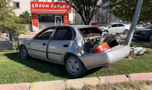 Otomobil aydınlatma direğine çarptı: 1 yaralı