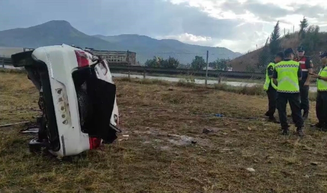 Otomobil şarampole devrildi: 1'i ağır 3 yaralı