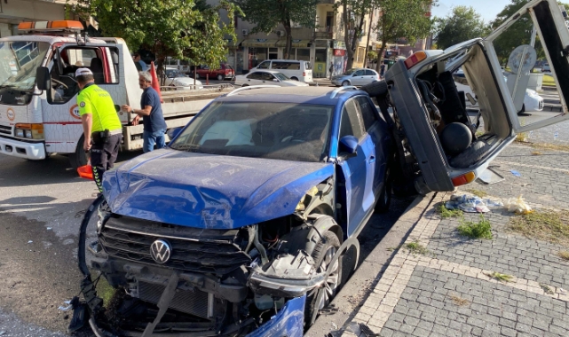 Otomobiller çarpıştı: 2 yaralı