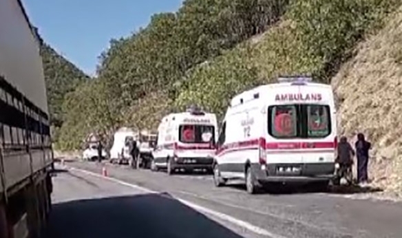 Otomobiller kafa kafaya çarpıştı: 10 yaralı