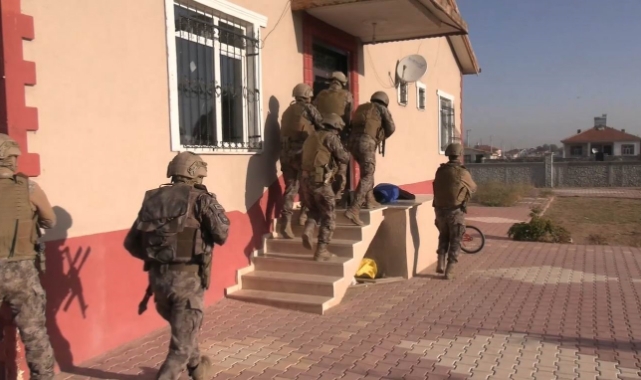 Özel Harekat polisleri eşliğinde adreslere eş zamanlı baskın