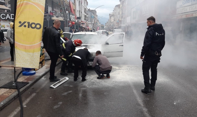 Park halindeki otomobil alev aldı