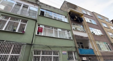 Perde takmaya çalışan kadın 3. kattan düştü