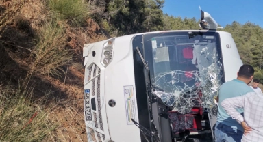 Personel servisi ile otomobil çarpıştı: 4 yaralı