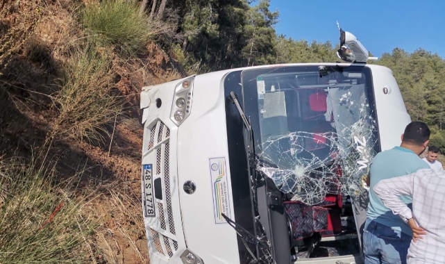 Personel servisi ile otomobil çarpıştı: 4 yaralı