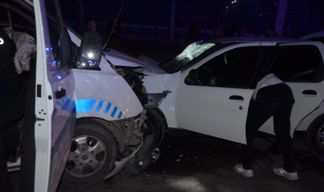 Polis aracıyla otomobil çarpıştı: 2'si polis 8 yaralı