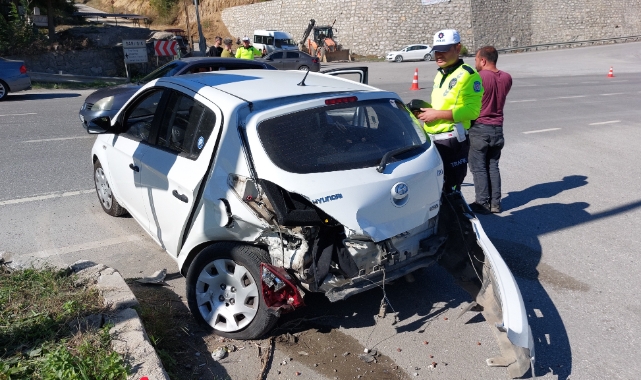 Samsun'da kavşakta iki otomobil çarpıştı