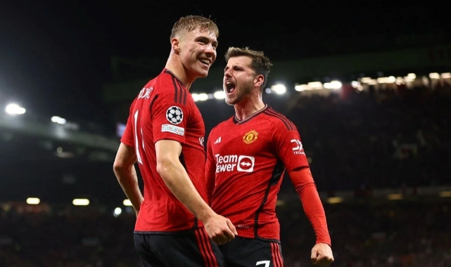 Sarı-Kırmızılılar, Manchester United'ı kritik maçta devirdi