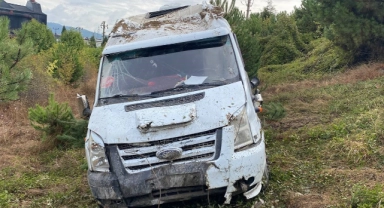Servis minibüsü şarampole yuvarlandı