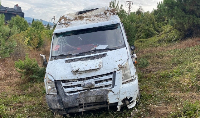 Servis minibüsü şarampole yuvarlandı