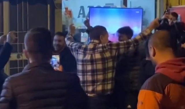 Sevinçlerini göbek atarak gösterdiler