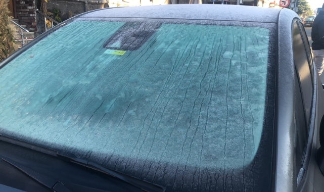 Soğuk hava yüzünü gösterdi! Araçların camları dondu