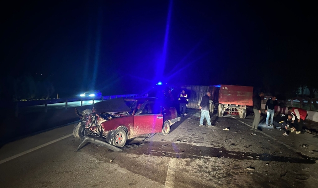 Susurluk'ta otomobil ile traktör çarpıştı: 3 yaralı 