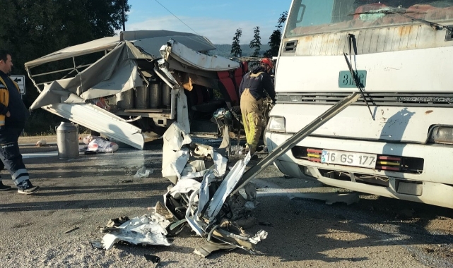 Süt toplama aracı kamyonla çarpıştı: 1 ölü, 5 yaralı