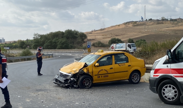 Ticari taksi ile TIR çarpıştı: 3 yaralı