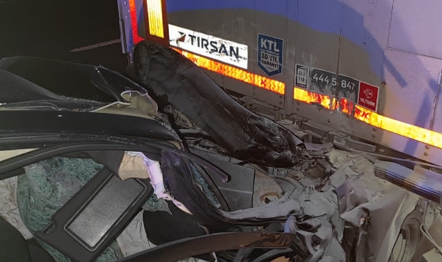 TIR'a arkadan çarpan otomobil sürücüsü öldü