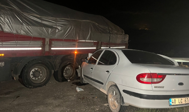 TIR'a çarpan otomobildeki polis ile eşi yaşamını yitirdi