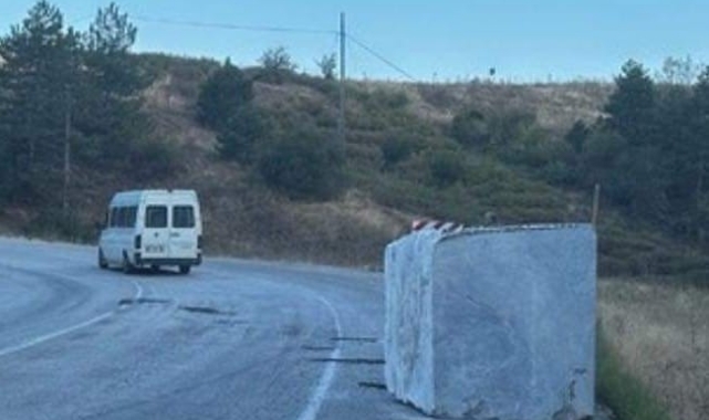 TIR'ın dorsesinden düşen mermer blok trafiği aksattı