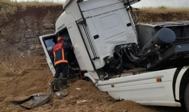 TIR toprağa ok gibi saplandı
