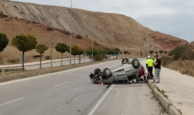 Tokat'ta kaldırıma çarpan araç takla attı: 3 yaralı