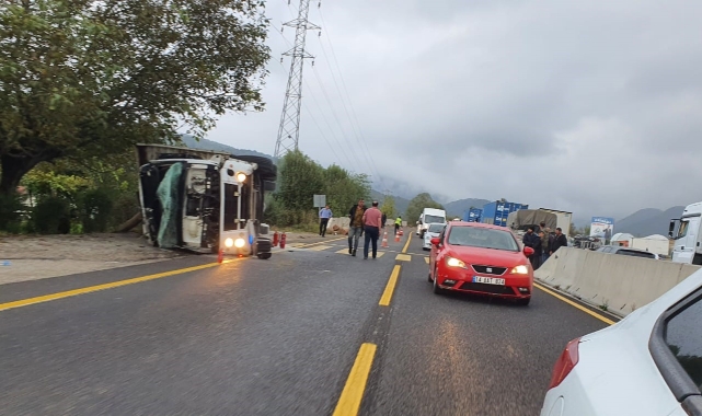 Tomruk yüklü kamyon devrildi: 1 yaralı
